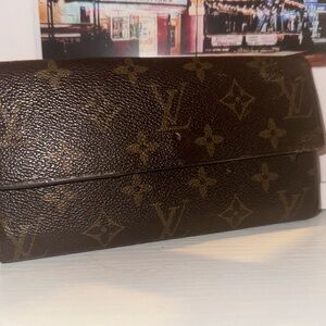 Louis Vuitton Brown Monogram Clutch minor button repair call out. Steal it $165.